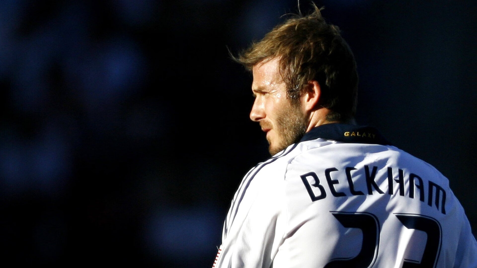 Kysports-不莱梅球队在场上展现出色的团队合作，轻松取胜，不莱梅球迷